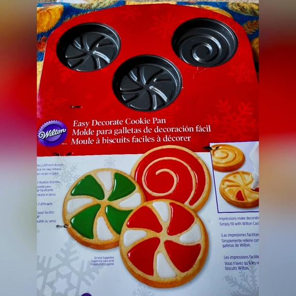 Wilton Easy Decorate Cookie Pan. Never used. Non-stick pan. Christmas Book also - Picture 3 of 4